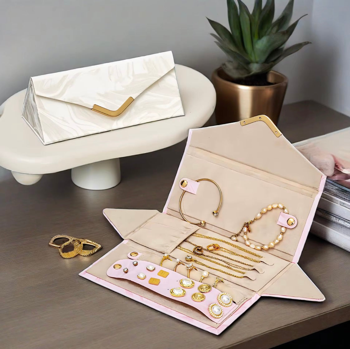 Foldable Magnetic Jewlery Organizer