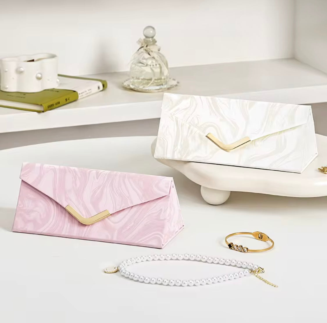 Foldable Magnetic Jewlery Organizer
